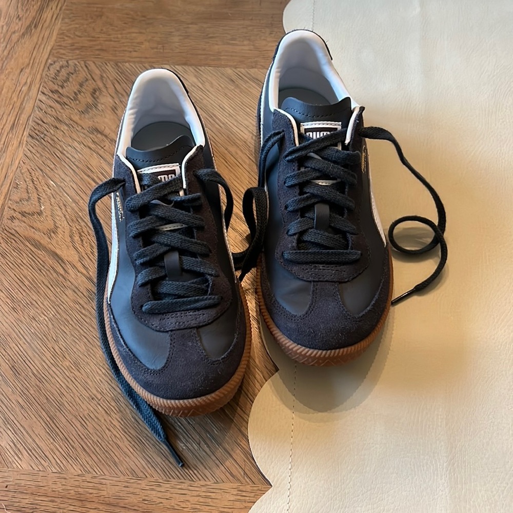 Puma Super Liga sneaker, size 6 mens